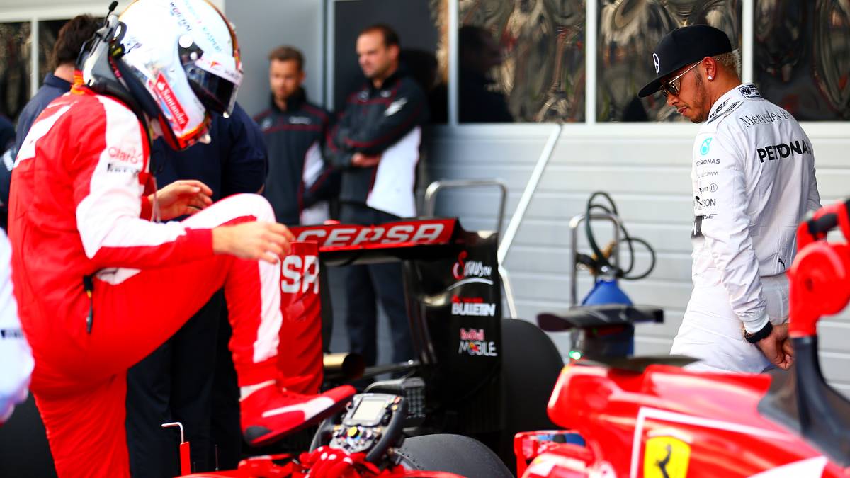 Wenige Wochen vor Kinostart des neuen Bond-Films ist Lewis Hamilton offenbar schon im 007-Fieber. Hier spioniert er - ganz unauffällig - bei den Rivalen Sebastian Vettel und Ferrari