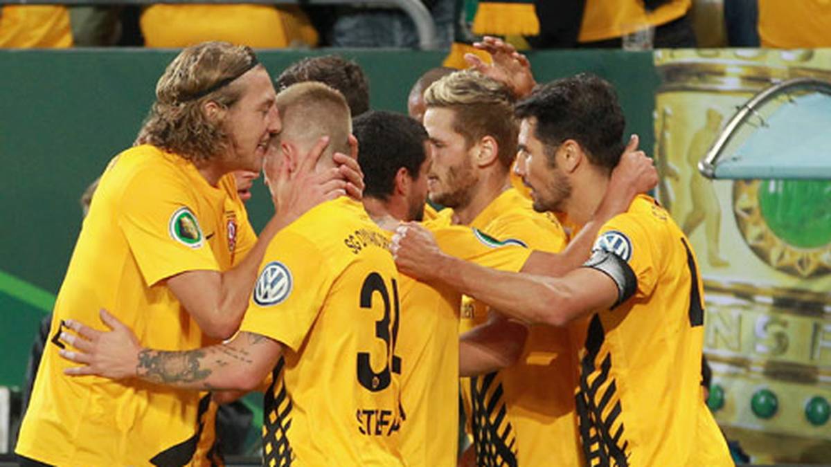 MONTAGSSPIELE: Drittligist schlägt Champions-League-Teilnehmer! Knapp 30.000 Zuschauer erleben in Dresden, wie Dynamo den FC Schalke 04 aus dem Pokal wirft