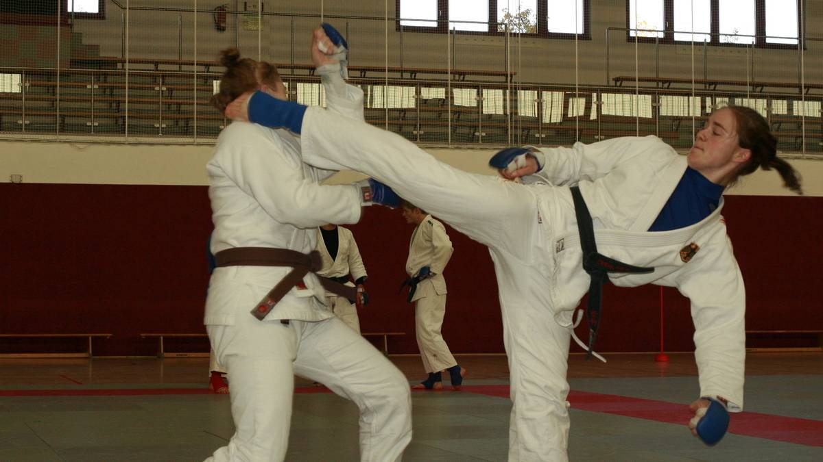 JU-JUTSU: Carina Neupert (r.) ist die Grande Dame unter den deutschen Ju-Jutsu-Kämpfern. Die 31-Jährige will bei ihrer zweiten World-Games-Teilnahme ihre Erfahrung in die Waagschale werfen. Wie man Medaillen gewinnt, weiß die Physiotherapeutin auf jeden Fall: Von 2011 bis 2015 holte Neupert zwei EM- und drei WM-Titel, bei der zurückliegenden WM folgte Silber