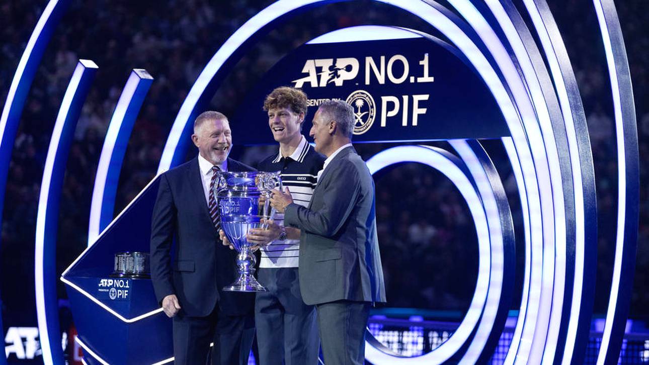 Boris Becker (l.) mit dem laut der ATP 1,91m großen Jannik Sinner (M.)