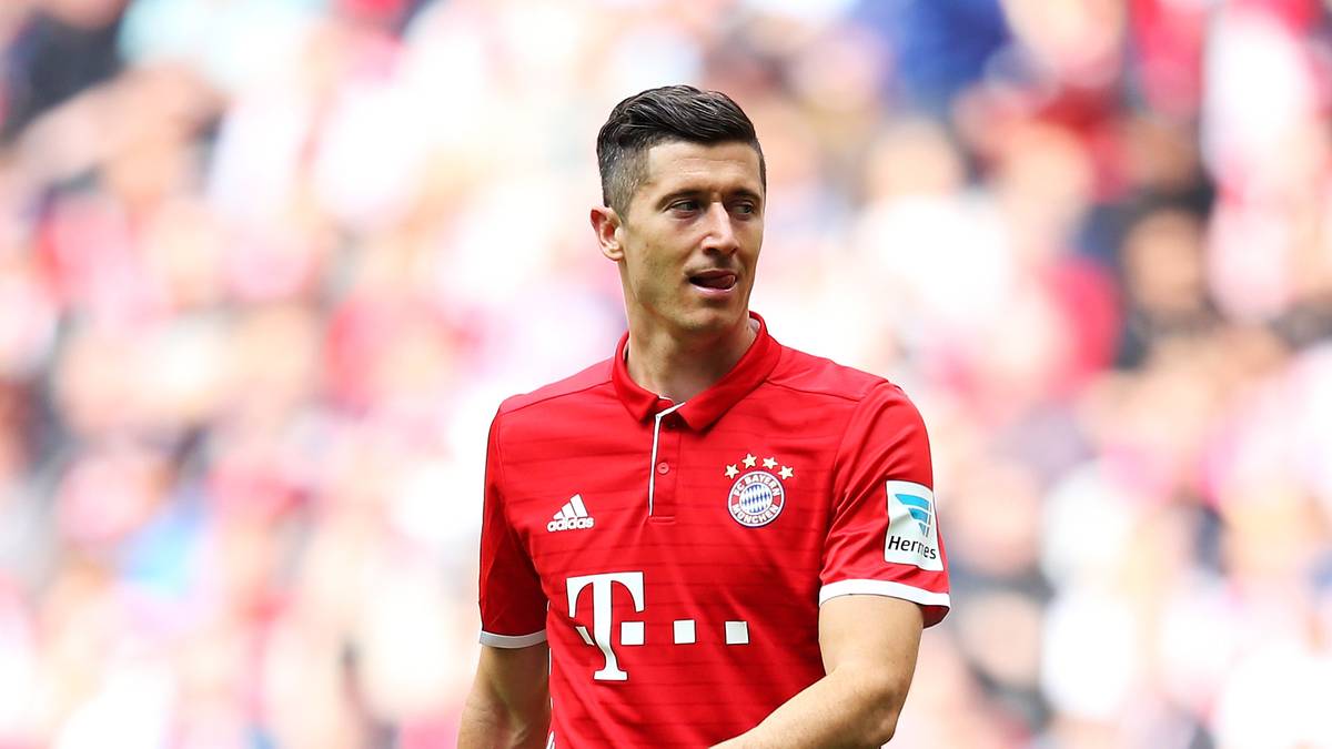 In der Bundesliga gehen die Bayern im eleganten Polohemd-Style nächste Saison auf Torejagd. Die Streifen des Ausrüsters wandern von den Schultern und Ärmeln an die Seite...