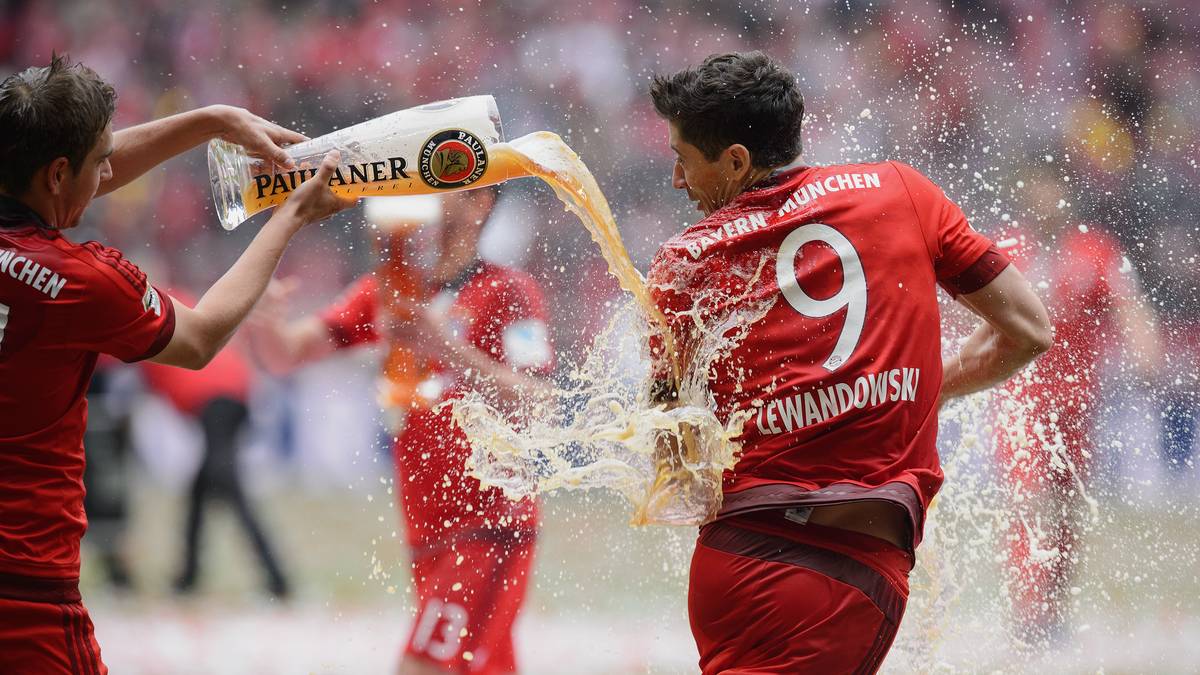 Vor allem aber lernt Lewandowski die Bedeutung der bayerischen Weißbierdusche kennen