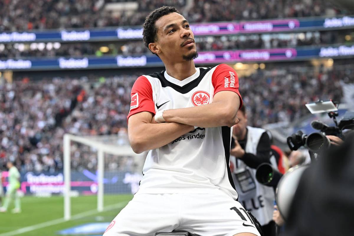 Der Transfer-Krimi um Frankfurts Hugo Ekitiké nimmt weiter Fahrt auf. Nachdem sich zunächst Newcastle United um die Dienste des Franzosen bemühte, mischt mittlerweile auch der FC Liverpool im Werben um Ekitiké mit.