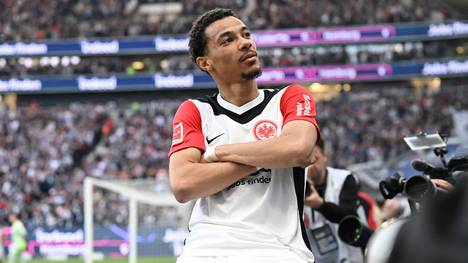 Der Transfer-Krimi um Frankfurts Hugo Ekitiké nimmt weiter Fahrt auf. Nachdem sich zunächst Newcastle United um die Dienste des Franzosen bemühte, mischt mittlerweile auch der FC Liverpool im Werben um Ekitiké mit.