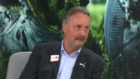 Peter Neururer hat den FC Schalke 04 nach dessen Debakel in Regensburg scharf kritisiert. Im Rahmen seiner Kritik nahm der ehemalige Schalke-Trainer kein Blatt vor dem Mund.