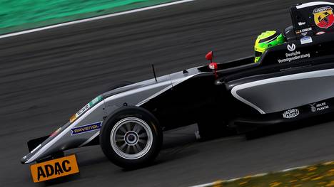Mick Schumacher stellt beim Auftakt der Formel 4 in Oschersleben sein Können unter Beweis