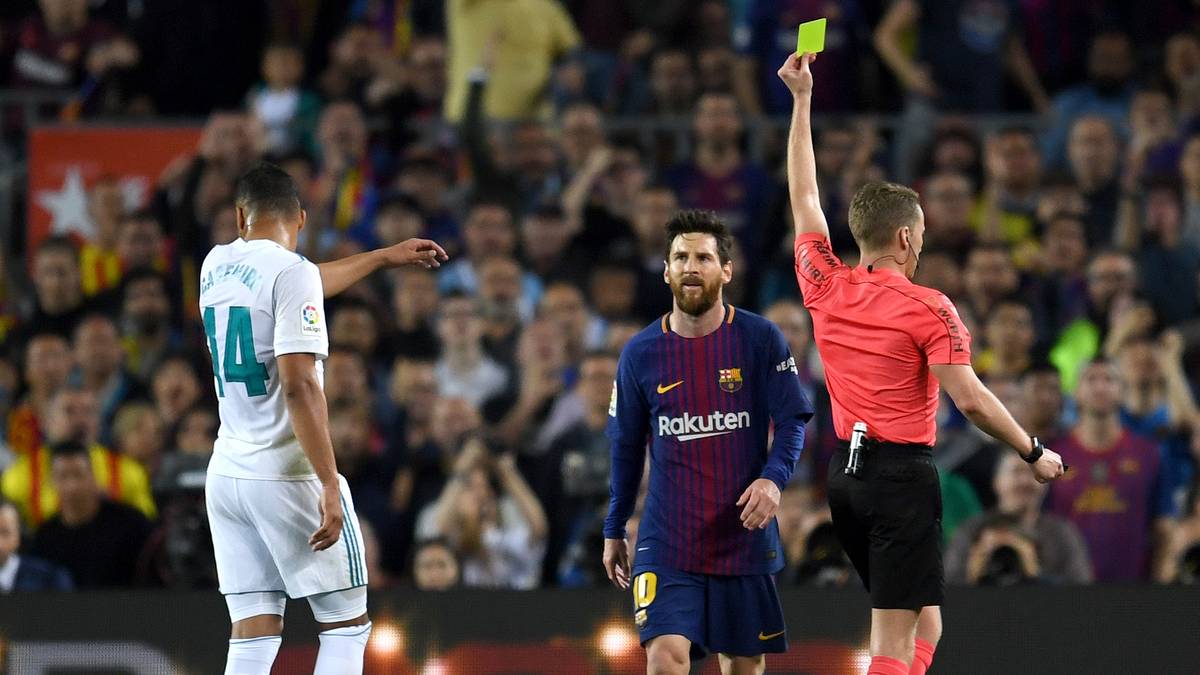 Selbst Messi langt einmal zu und sieht Gelb. Ja, der Leo Messi