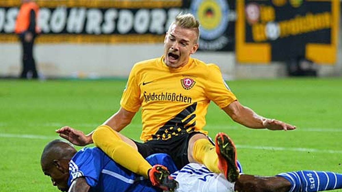 Was für eine Einladung von Felipe Santana: Der Schalker Verteidiger senst Luca Dürholtz im Strafraum ungestüm um. Elfmeter für Dresden.