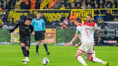 Jadon Sancho (l.) und der BVB können gegen Düsseldorf die Meisterschaft des FC Bayern noch verhindern