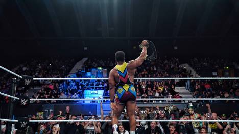WWE-Champion Big E posiert mit Titel vor den Londoner Fans