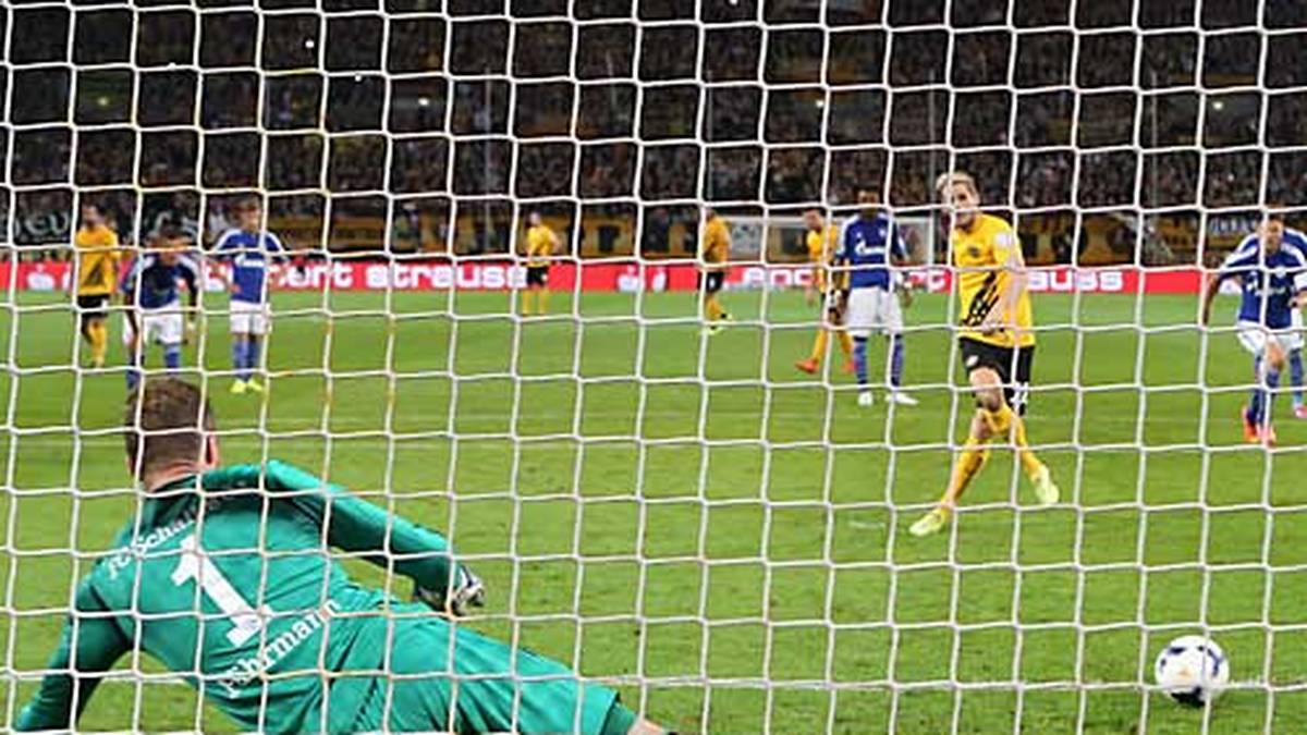 Justin Eilers bringt Dresden per Foulelfmeter in der 24. Minute in Führung. Nils Teixeira erhöht in der 50. Minute auf 2:0. Joel Matips 1:2 in der 78. Minute kommt zu spät
