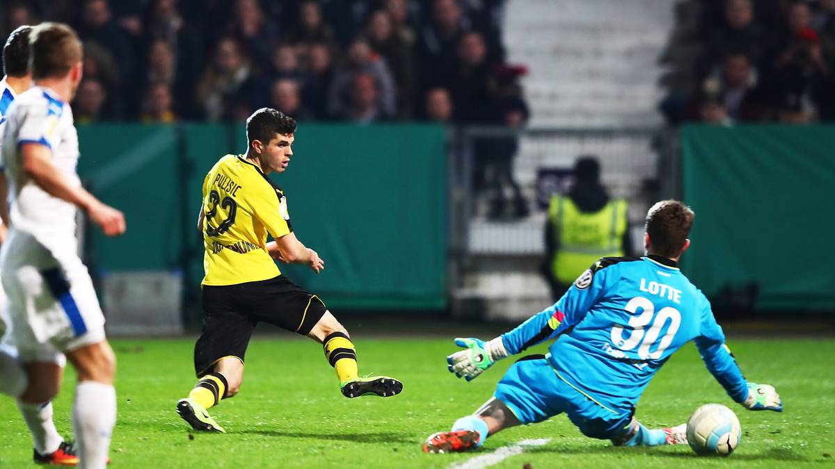 Dann ist der BVB plötzlich da: Ousmane Dembele schickt Christian Pulisic und der Youngster vollendet durch die Beine von Torwart Benedikt Fernandez. Der BVB ist auf Kurs