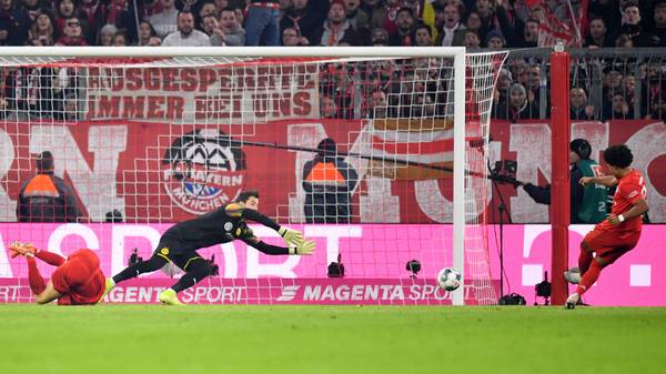 MUNICH, GERMANY - NOVEMBER 09: Serge Gnabry of FC Bayern Munich scores his team's second goal during the Bundesliga match between FC Bayern Muenchen and Borussia Dortmund at Allianz Arena on November 09, 2019 in Munich, Germany. (Photo by Sebastian Widmann/Bongarts/Getty Images)