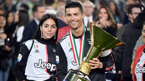 Serie A: Cristiano Ronaldo trifft Sohn mit Meister-Trophäe im Gesicht, Cristiano Ronaldo posiert mit seiner Freundin und der Meister-Tröphäe