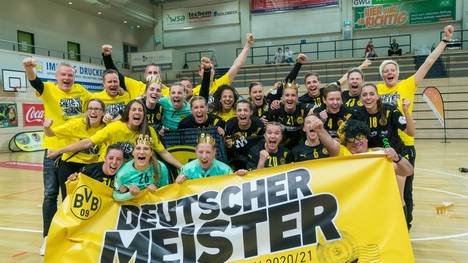 Sie haben es geschafft: Die Handballerinnen von Borussia Dortmund sind erstmals deutscher Meister