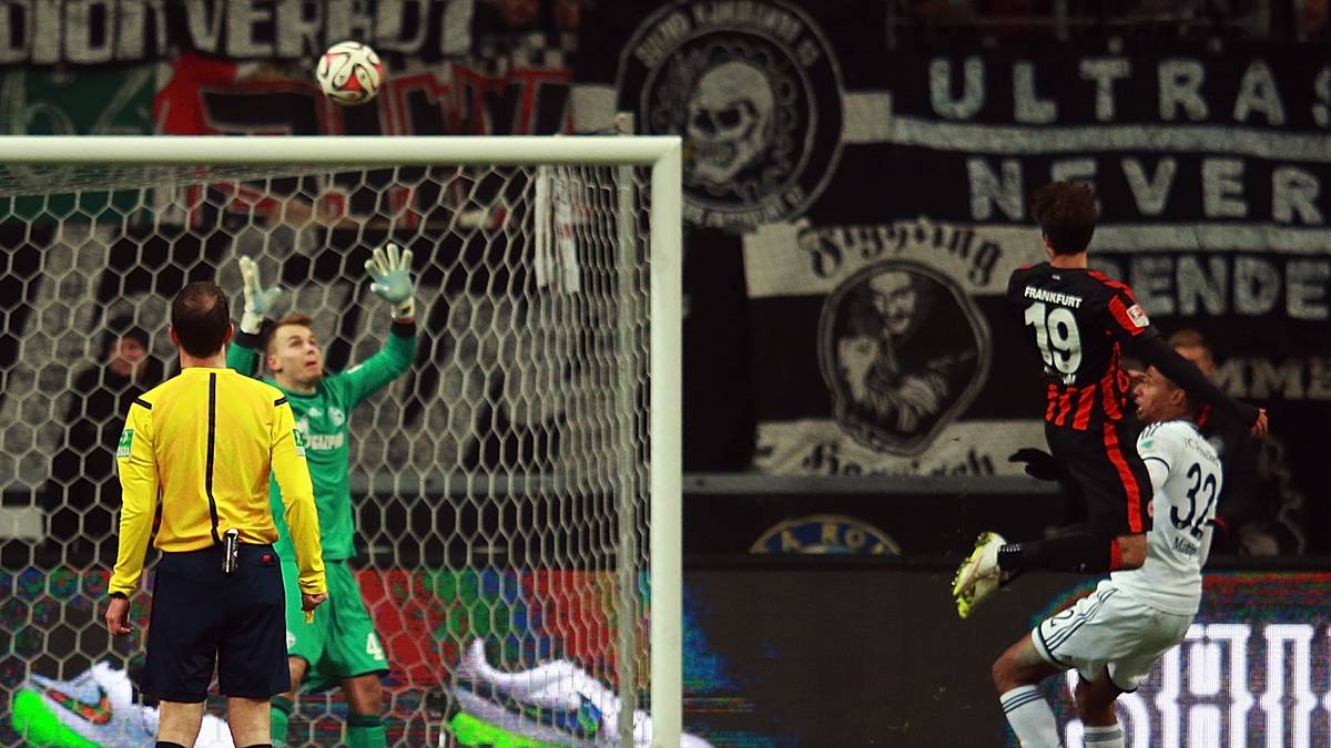 Doch es kommt, wie es kommen muss. Nicht Schalke, sondern Frankfurt trifft. Joker Lucas Piazon überwindet Keeper Timon Wellenreuther per Kopf.