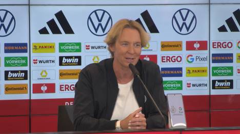 Martina Voss-Tecklenburg spricht über eine mögliche WM-Teilnahme von Melanie Leupolz - und wie man ihr mit ihrem Kind unter die Arme greifen will.