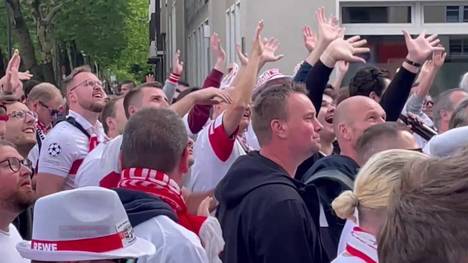 Der VfB Stuttgart fiebert dem Finale des DFB-Pokals entgegen. Beim Fanmarsch bekommt ein älterer Herr auf dem Balkon sogar seine eigene La-Ola-Welle.