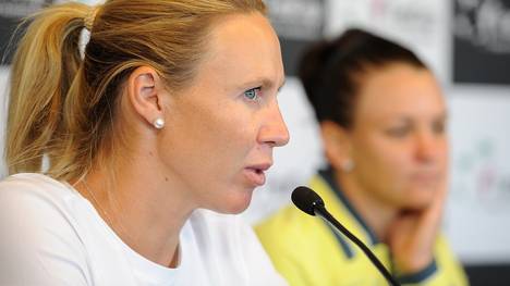 Alicia Malik bei einer Pressekonferenz des australischen Fed-Cup-Teams