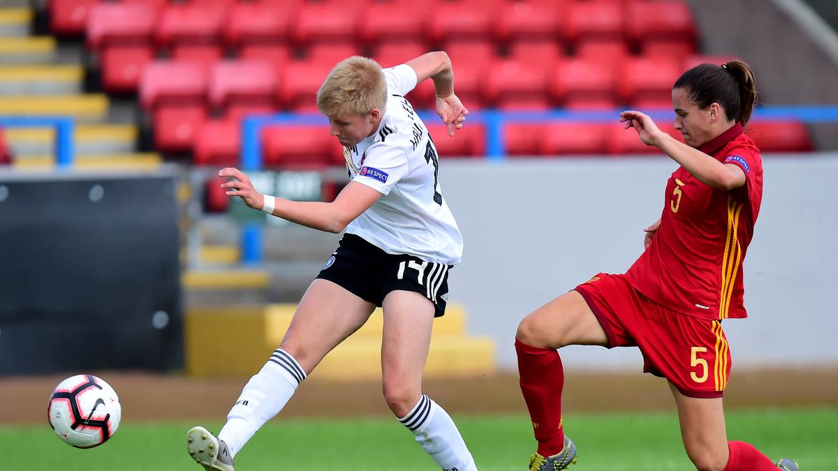 PAULINA KÄTE KRUMBIEGEL/18/LA/LV/TSG Hoffenheim: Die 18-Jährige verteidigt eigentlich am liebsten hinten links, wie sie auf dfb.de verraten hat: "Meine Lieblingsposition ist der Außenverteidiger". Doch bei den DFB-Frauen nimmt das Top-Talent in der Offensive eine wichtige Rolle ein