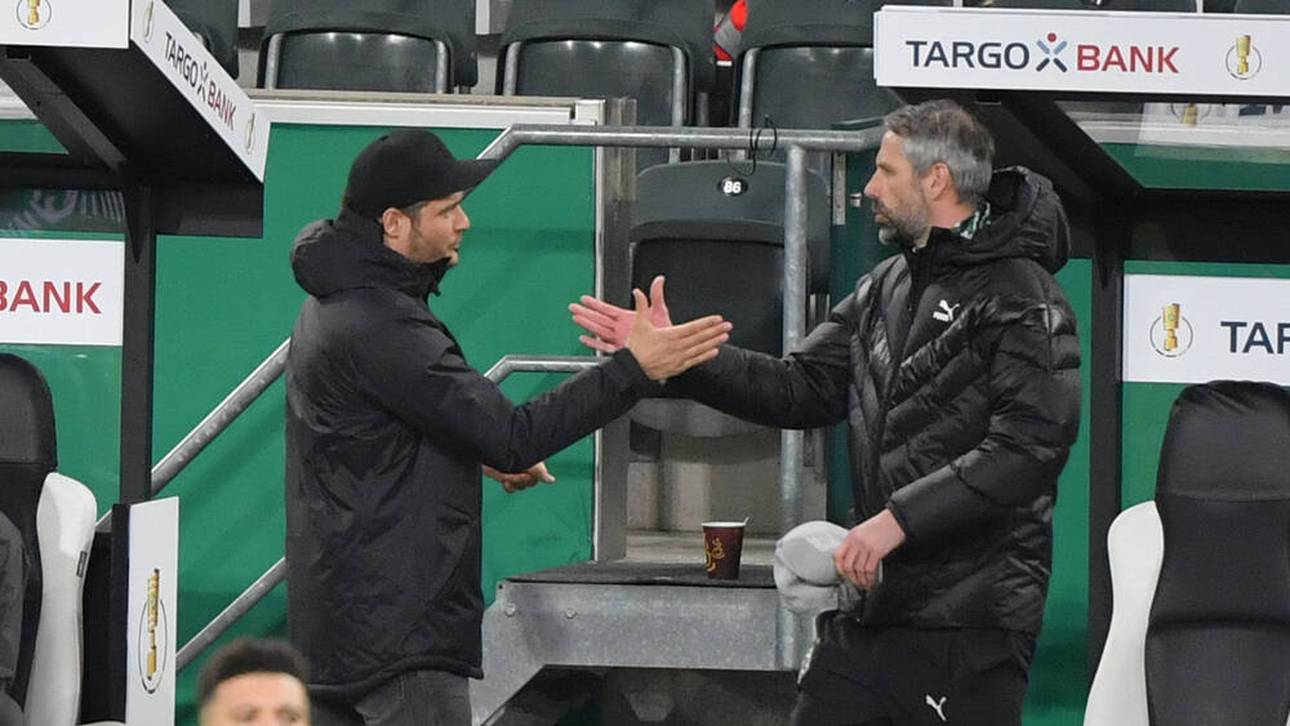 Begrüßung zwischen Trainer Edin Terzic (Borussia Dortmund), li., und Marco Rose (Borussia Moenchengladbach)