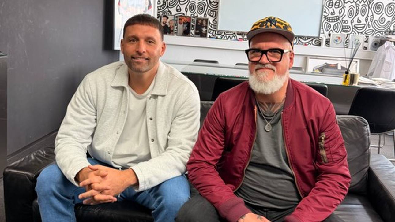 SPORT1-Reporter Reinhard Franke (r.) traf sich in Stuttgart mit Kevin Kurány zum Exklusiv-Interview