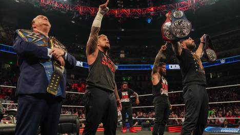 Roman Reigns (r.) greift bei WWE nun auch nach den Tag-Team-Titeln