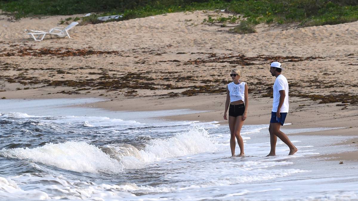 Gercke weicht ihrem Verlobten auch bei der Weltmeisterschaft in Brasilien am Strand vor dem Campo Bahia nicht von der Seite. Die Unterstützung hat offenbar geholfen, denn...