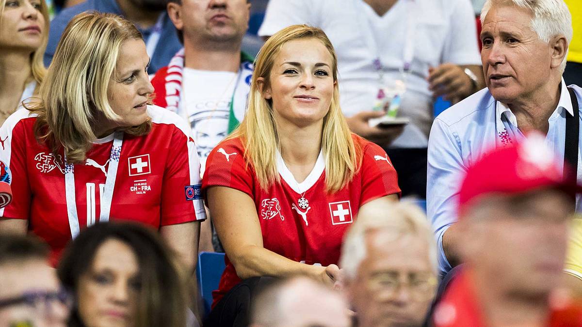 Schon zur ersten WM-Partie der Nati in Russland gegen Brasilien erschien Gut im Schweiz-Trikot, um ihrem Freund vor Ort die Daumen zu drücken
