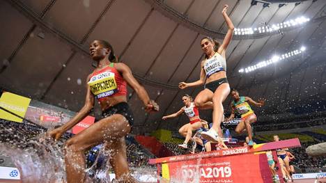 Gesa Felicitas Krause (oben) könnte im WM-Finale über 3000 Meter Hindernis auf die Medaillen-Ränge laufen