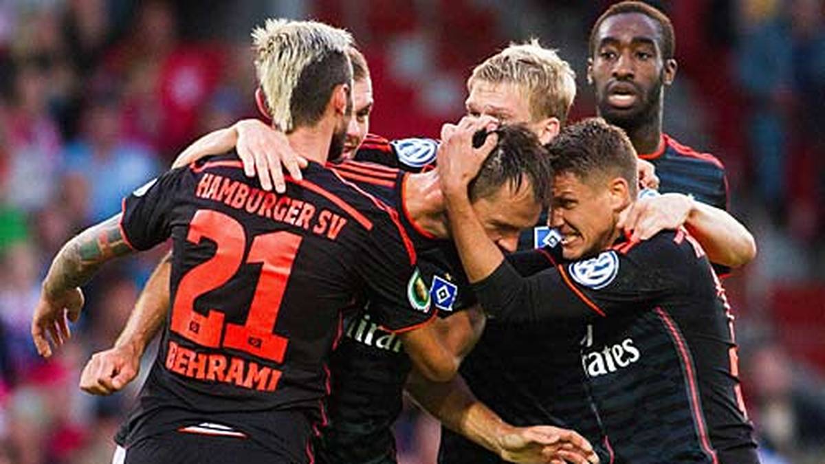 Kurz vor dem Aus steht auch der HSV bei Energie Cottbus. Erst im Elfmeterschießen ringt der Bundesligist den Drittligisten nieder