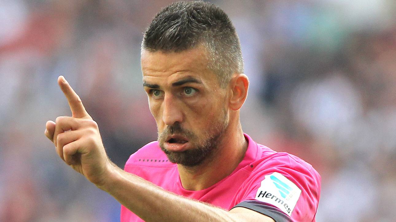 Ibisevic mit Handy beim Training