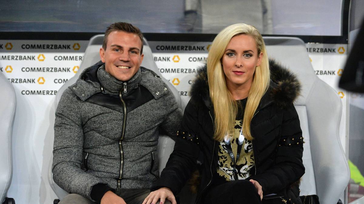 Soll es etwa so gegen den Weltmeister klappen? Die Blondine auf der Bank ist nicht etwa Tschechiens Geheimwaffe, sondern die Freundin des verletzten Hertha-Profis Vladimir Darida. In ihrer Heimat ist Katerina Trejbalova TV-Moderatorin - natürlich - für Sport