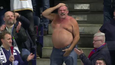 Nach dem Siegtreffer der Nürnberg Ice Tigers gegen den EHC Redbull München in der DEL feiert ein Fan mit einem kuriosen Bauchtanz.