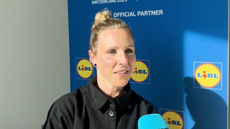 Svenja Huth spricht über die Ziele der Frauen-Nationalmannschaft bei der EM 2025 in der Schweiz und hebt eine Teamkollegin besonders hervor. 