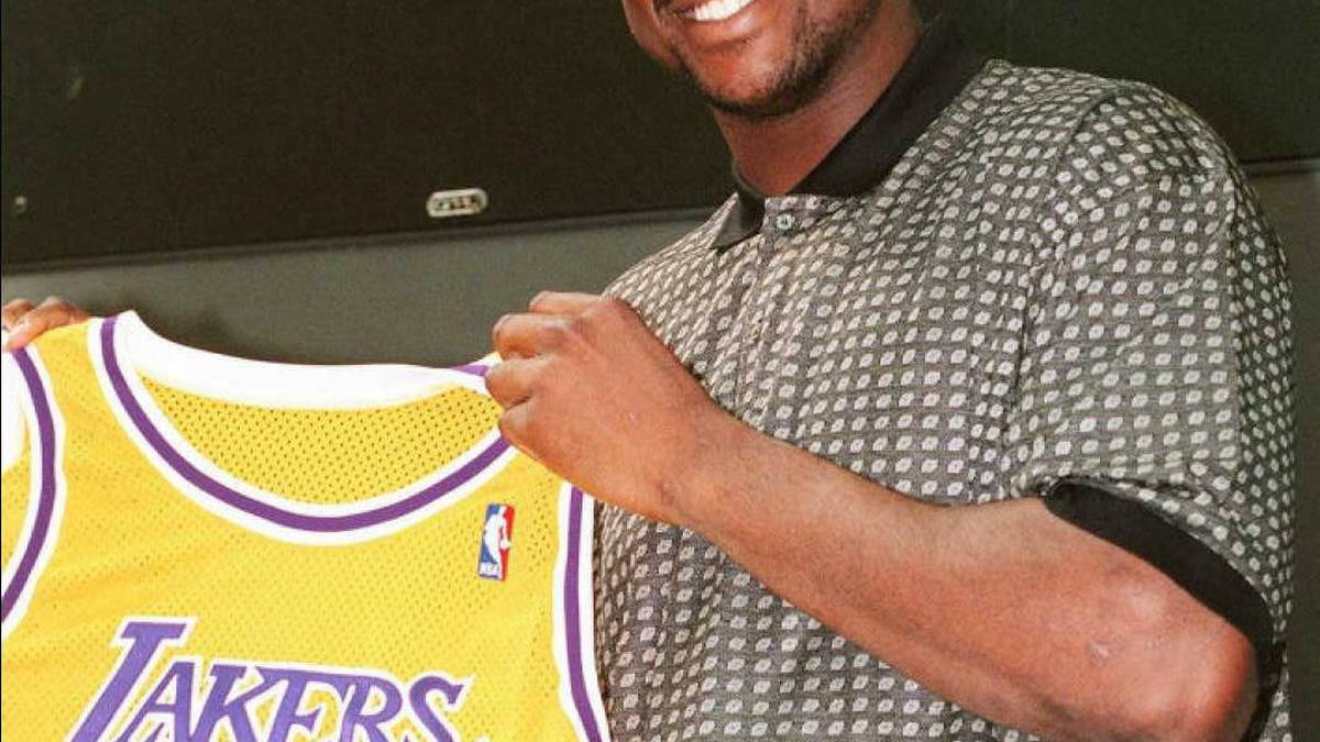 Doch dann der Schock: Offenbar weil die Chemie im Team nicht mehr passt, verlässt Shaquille O'Neal die Magic und schließt sich den Lakers an. Er sorgt mit Kobe Bryant dafür, dass die Lakers Anfang der 2000er Jahre beinahe unschlagbar sind
