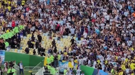 Beim Giganten-Duell zwischen Brasilien und Argentinien kommt es vor Anpfiff zu unschönen Szenen auf den Rängen, das sportliche Duell der beiden Fußball-Giganten wird überschattet.