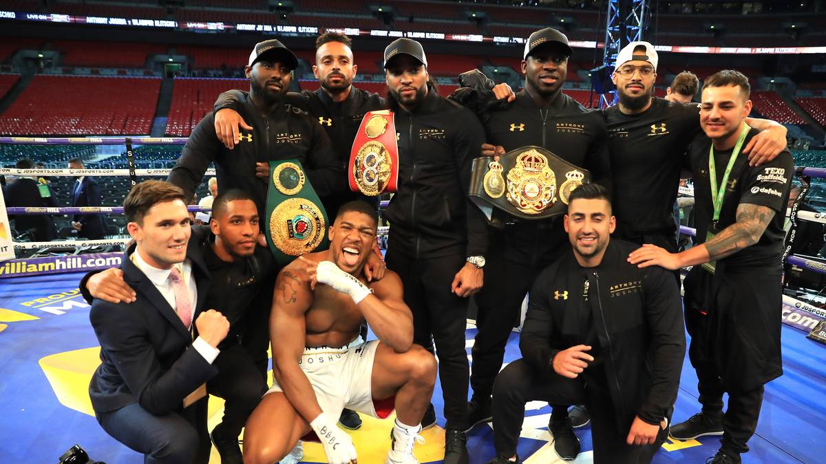 Im Anschluss ist für "A.J." aber erst einmal Feiern mit seinem Trainer- und Betreuerteam angesagt