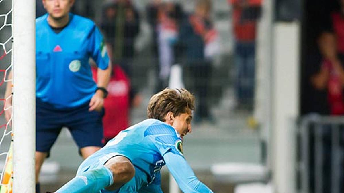 Rene Adler avanciert mit zwei gehaltenen Elfmetern zum Helden. Noch in der regulären Spielzeit verschuldet er einen Gegentreffer