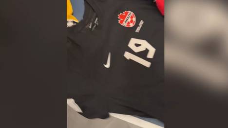 Bayern-Star Alphonso Davies präsentiert seine persönliche Trikot-Sammlung. Darunter sind einige Mega-Stars der Fußballwelt, aber auch ein deutscher NHL-Star.