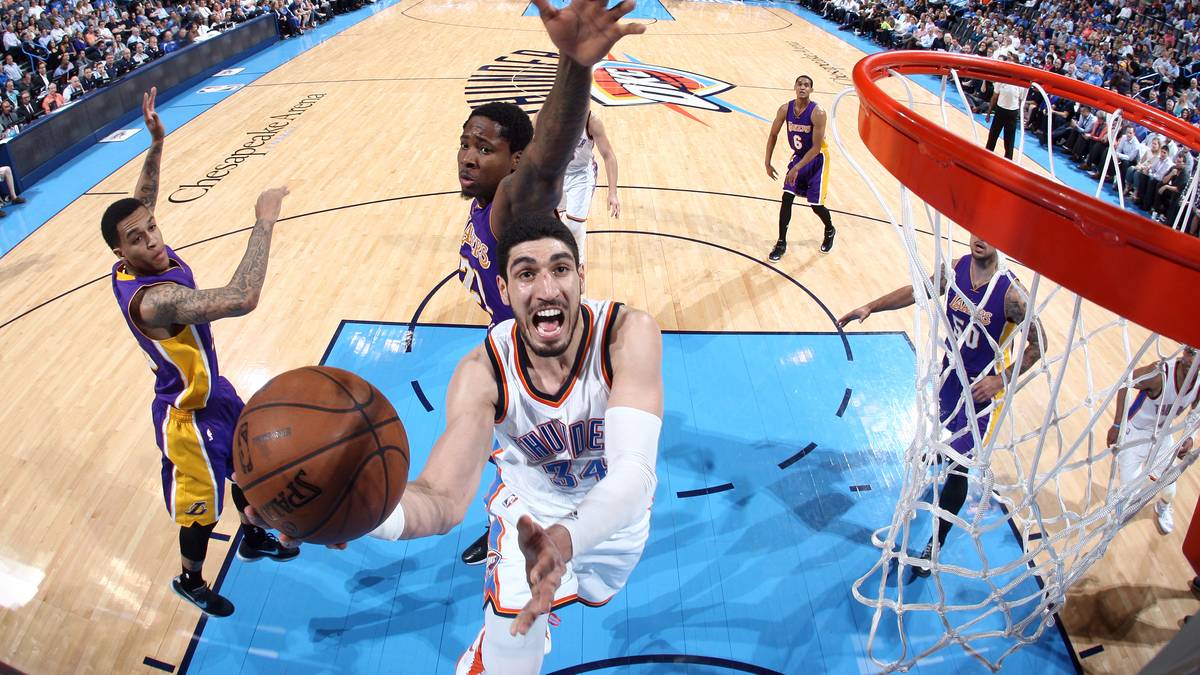 Dafür dreht der junge Türke Enes Kanter mächtig auf und trägt 25 Zähler sowie 16 Rebounds zum 127:117-Erfolg bei. Der wilde Bulle vom Bosporus versetzt die Lakers in Angst und Schrecken