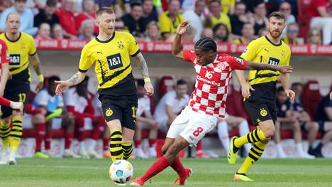 Marco Reus (l.) im Duell mit Leandro Barreiro