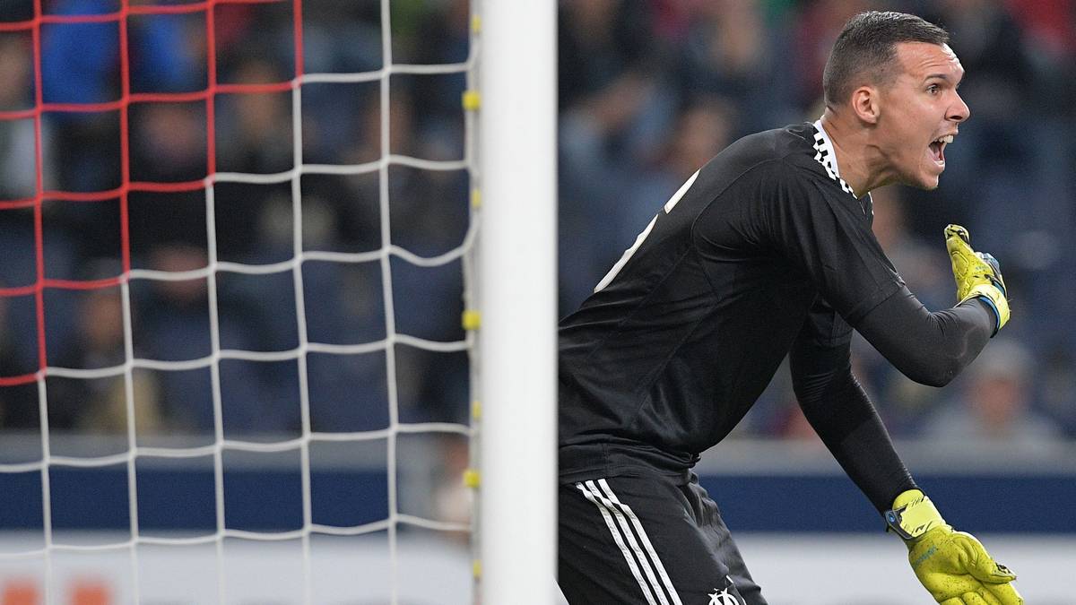 Yohann Pele vertritt bei Marseille den verletzten Steve Mandanda im Tor, nicht zum ersten Mal in dieser Saison. Der 35-Jährige kommt auf elf Einsätze, fünfmal spielte er dabei zu null. In der Europa League hielt er in zwei seiner vier Spiele den Kasten sauber - dennoch fehlt ihm die regelmäßige Spielpraxis von Gulasci. Der Punkt geht daher knapp an den Leipziger Keeper - 1:0 für RB