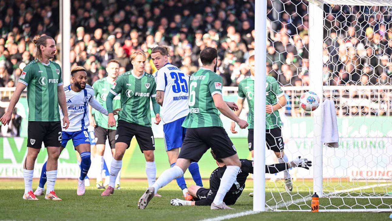 Mika Wallentowitz (Nr. 35) erzielte die vermeintliche Führung für Schalke