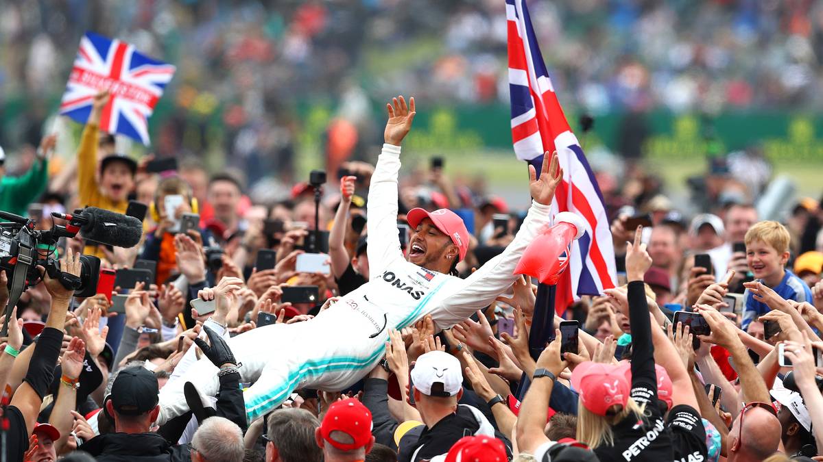 Guardian: "Mit dem Union Jack auf den Schultern stieg Lewis Hamilton auf das Podium, er wollte keinen Zweifel daran lassen, dass dieser Sieg für seine Fans, für sein Heimatland war. Und übrigens: Was ist eigentlich mit Vettel los?"
