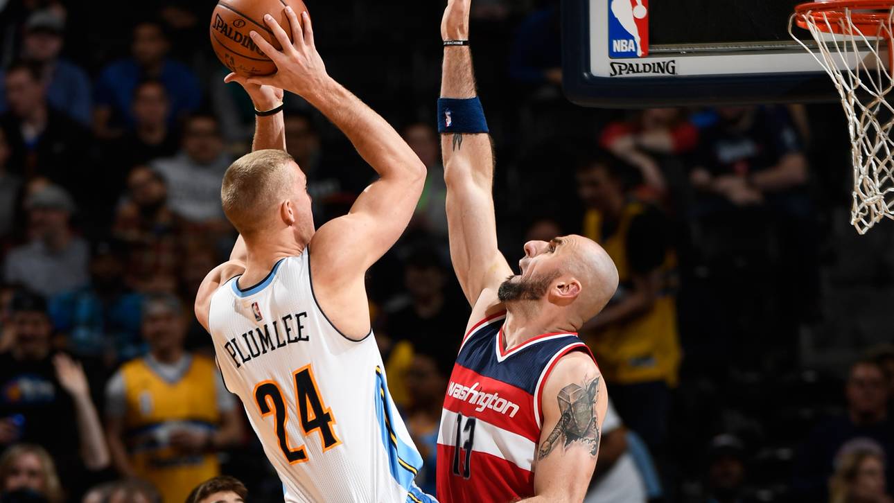 Denver-Hüne kassiert bösen Tritt