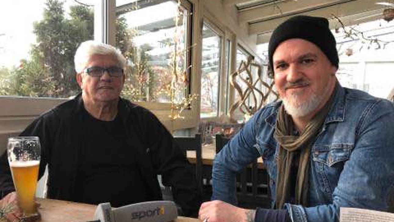 Werner Lorant (l.) im Gespräch mit SPORT1-Reporter Reinhard Franke