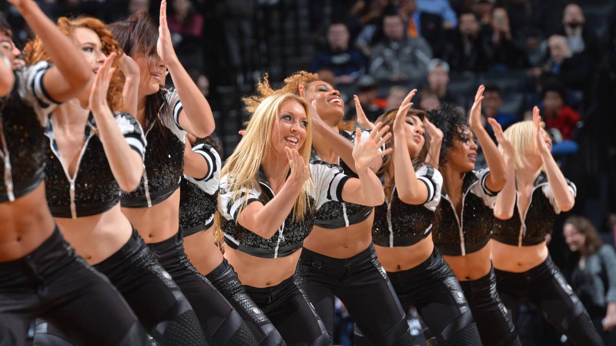 7. April: Die Brooklynettes klatschen sich schon mal in Playoff-Form - für die Basketballer aus Brooklyn sollte gegen Portland ein Sieg her, damit es mit der Postseason klappt