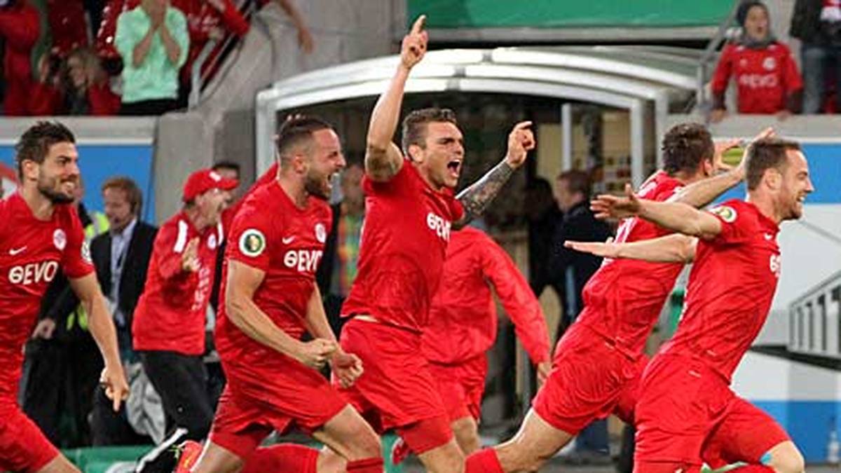 Großer Jubel bei den Offenbacher Kickers: Gegen den FC Ingolstadt setzt sich der OFC mit 4:2 im Elfmeterschießen durch. Dabei spielt der Regionalligist 75 Minuten lang in Unterzahl