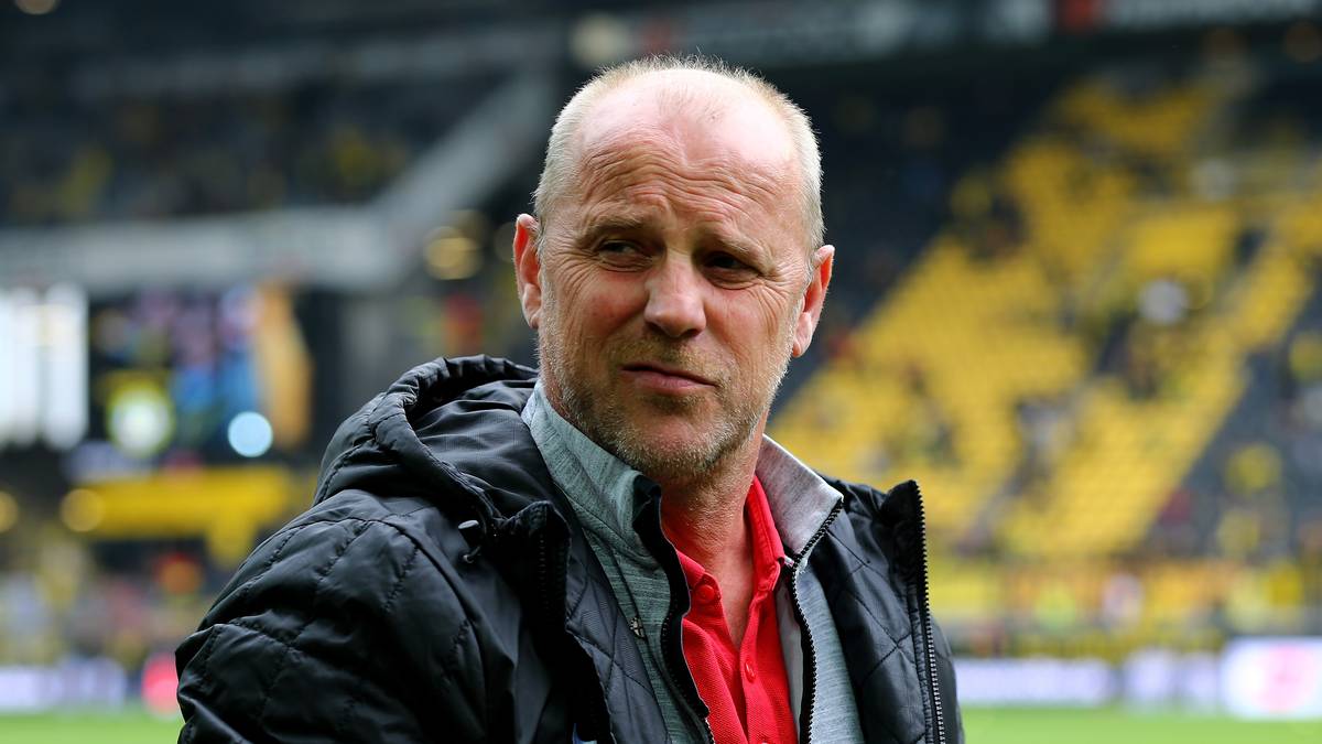 Frankfurts Trainer Thomas Schaaf blickt skeptisch drein. Dabei steht seine Eintracht vor dem Spiel punktgleich mit dem BVB auf Platz elf. Bis Platz sieben, der zur Teilnahme an der Qualifikation zur Europa League reichen würde (wenn Bielefeld nicht Pokalsieger wird), sind es nur zwei Punkte. Da muss man doch nicht so grimmig schauen, Herr Schaaf